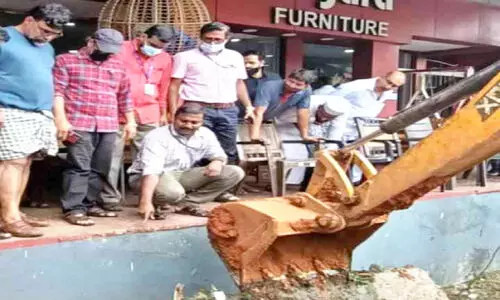 മാലിന്യമൊഴുക്കുന്നത് ആര്, കണ്ടെത്താൻ ഓട തുറന്ന് പരിശോധന