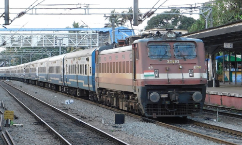 യാത്രക്കാർ കയറുന്നതിനിടെ ജനശതാബ്ദി മുന്നോട്ട്നീങ്ങി