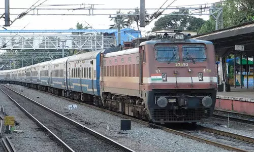 യാത്രക്കാർ കയറുന്നതിനിടെ ജനശതാബ്ദി മുന്നോട്ട്നീങ്ങി