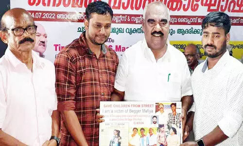 വേല്മുരുകനെയും രാജയെയും ചേർത്തുപിടിച്ച് തമിഴ്നാട് മന്ത്രി വേല്മുരുകനെയും രാജയെയും ചേർത്തുപിടിച്ച് തമിഴ്നാട് മന്ത്രി