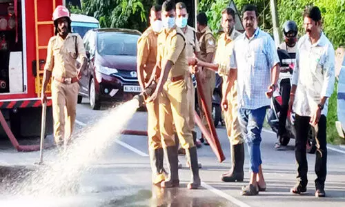 റോഡിൽ പാറപ്പൊടി; അഗ്നിരക്ഷ സേന വൃത്തിയാക്കി