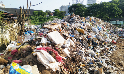 മാ​ലി​ന്യ​ക്കൂ​മ്പാ​രം; കോ​ടി​ക​ളു​ടെ മ​തി​പ്പു​ള്ള  സ്ഥ​ലം ന​ശി​ക്കു​ന്നു