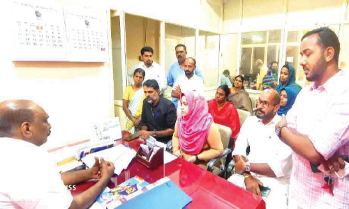 ക​ട​ൽ​ഭി​ത്തി കെ​ട്ടി ഈ ​പ​ഞ്ചാ​യ​ത്തി​നെ​യും ജ​ന​ങ്ങ​ളെ​യും ര​ക്ഷി​ക്ക​ണം; എം.​എ​ൽ.​എ​ക്ക് പ​ഞ്ചാ​യ​ത്തി​ന്റെ നി​വേ​ദ​നം