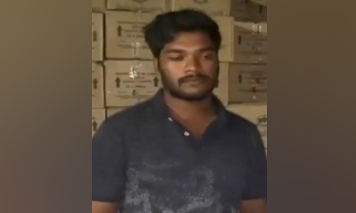 50 ലക്ഷത്തിന്റെ വിദേശമദ്യം പിടികൂടിയ സംഭവം; പ്രതിയുടെ വീട്ടിൽ റെയ്ഡ് നടത്തി 50 ലക്ഷത്തിന്റെ വിദേശമദ്യം പിടികൂടിയ സംഭവം; പ്രതിയുടെ വീട്ടിൽ റെയ്ഡ് നടത്തി