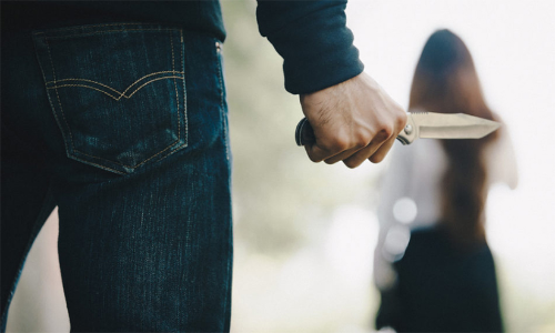 യുവതിയെ കടയിൽ കയറി വെട്ടിക്കൊലപ്പെടുത്താൻ ശ്രമം