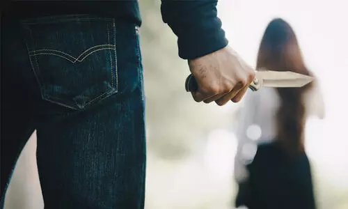 യുവതിയെ കടയിൽ കയറി വെട്ടിക്കൊലപ്പെടുത്താൻ ശ്രമം