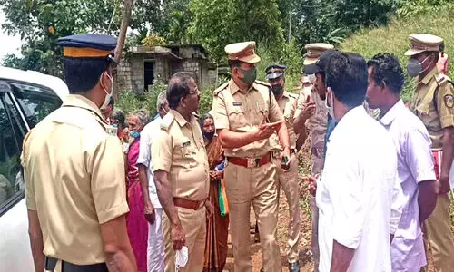 കുരിയോട്ടുമല ആദിവാസി കോളനിയില് ഉദ്യോഗസ്ഥസംഘത്തിന്റെ സന്ദര്ശനം കുരിയോട്ടുമല ആദിവാസി കോളനിയില് ഉദ്യോഗസ്ഥസംഘത്തിന്റെ സന്ദര്ശനം