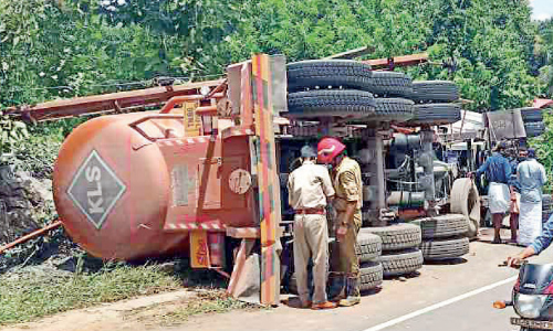 സിമന്റ് കണ്ടെയ്നർ ലോറി മറിഞ്ഞു സിമന്റ് കണ്ടെയ്നർ ലോറി മറിഞ്ഞു