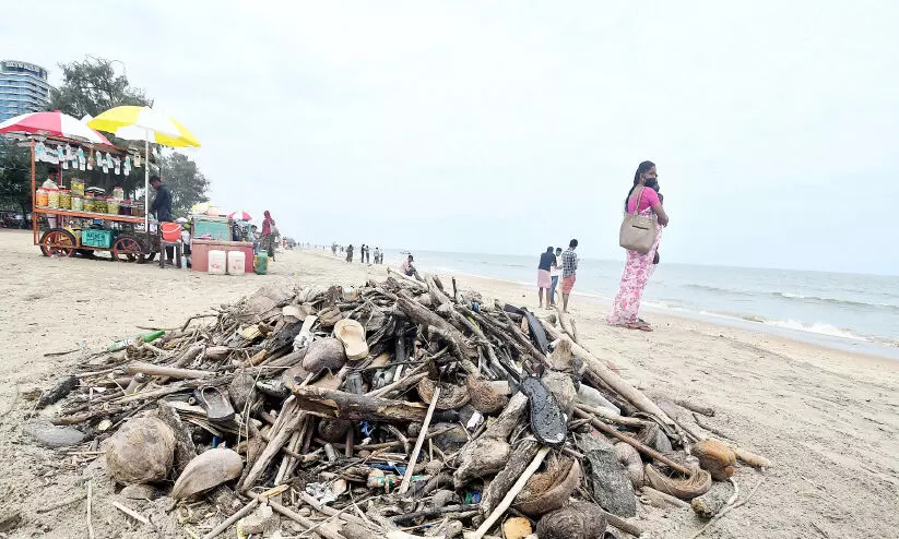 തീര സൗന്ദര്യം തകർത്ത് മാലിന്യക്കടൽ തീര സൗന്ദര്യം തകർത്ത് മാലിന്യക്കടൽ