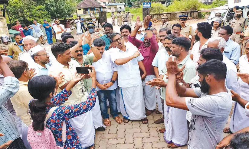 ഫിഷറീസ് ഓഫിസിലേക്ക് യു.ഡി.എഫ് മാർച്ച് ഫിഷറീസ് ഓഫിസിലേക്ക് യു.ഡി.എഫ് മാർച്ച്