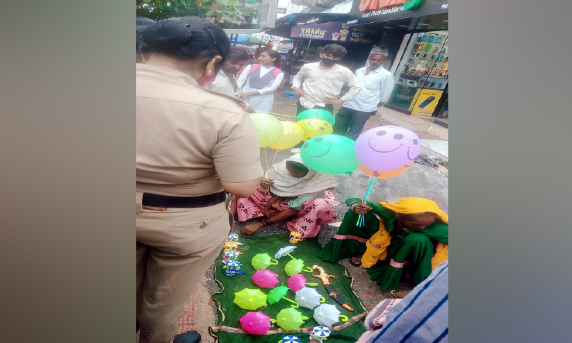 ചോരക്കുഞ്ഞുമായി കളിപ്പാട്ടം വിൽക്കാനിറങ്ങിയ സ്ത്രീകളെ തിരിച്ചയച്ചു ചോരക്കുഞ്ഞുമായി കളിപ്പാട്ടം വിൽക്കാനിറങ്ങിയ സ്ത്രീകളെ തിരിച്ചയച്ചു
