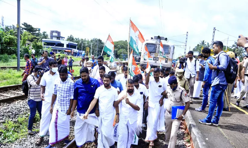 യൂത്ത് കോൺഗ്രസ് പ്രവർത്തകർ ട്രെയിൻ തടഞ്ഞു
