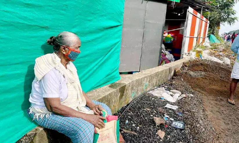 വീ​ട്ടി​ലേ​ക്കു​ള്ള വ​ഴി സ്ഥാ​പ​ന ഉ​ട​മ അ​ട​ച്ചു; വ​യോ​ധി​ക ദു​രി​ത​ത്തി​ൽ