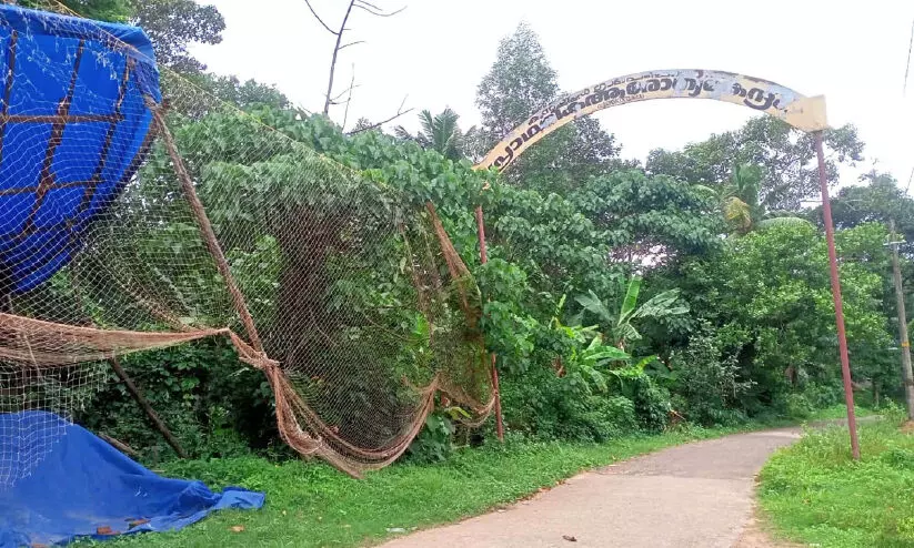 ബോർഡുകൾ നിറംമങ്ങി, ചുറ്റും കാട്; കുന്നത്തൂർ​ പ്രാഥമികാരോഗ്യ കേന്ദ്രത്തോട് അവഗണന
