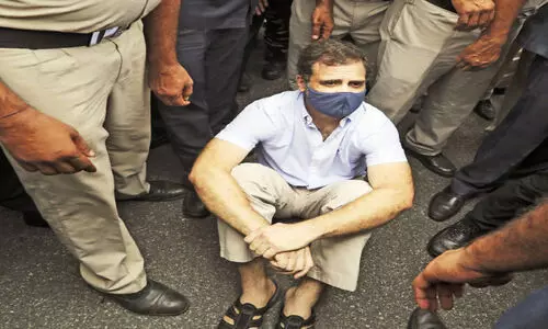 പാ​ർ​ല​മെ​ന്റി​ലും പു​റ​ത്തും പൊലീസ് മുറ