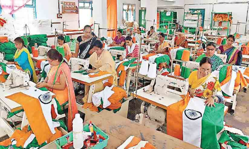 പോളിസ്റ്ററിൽ പാറുന്ന ദേശാഭിമാനം