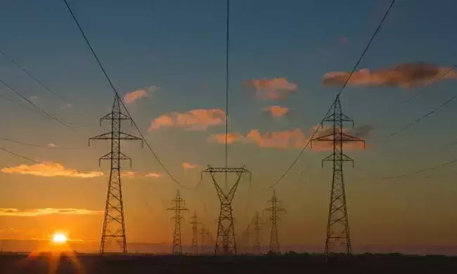 ഫോണിന്റെ വഴിയേ, വൈദ്യുതിയും സ്വകാര്യ കമ്പനികളുടെ കൈകളിലേക്ക്