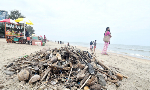 തീര സൗന്ദര്യം തകർത്ത് മാലിന്യക്കടൽ