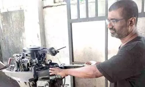 മണ്ണെണ്ണ വിലവർധനയെ ഭയക്കേണ്ട, ഔട്ട് ബോർഡ് എൻജിൻ പെട്രോളിലേക്ക് മാറ്റി അമര്‍ രഞ്ചിത്ത്