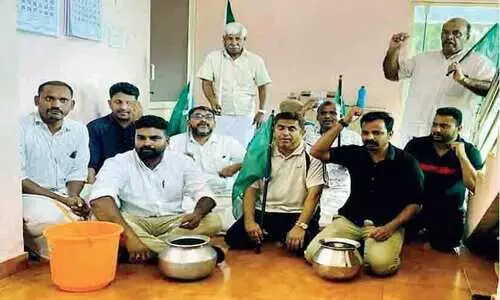 കു​ടി​വെ​ള്ളം മു​ട​ങ്ങ​ൽ: ക​ല​വു​മാ​യി ഉ​പ​രോ​ധ സ​മ​രം