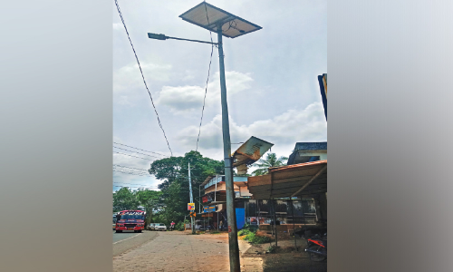 യാത്രക്കാരുടെ ശ്രദ്ധക്ക്, സോളാർ വിളക്കുകൾ തലയിൽവീഴും