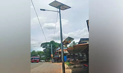 യാത്രക്കാരുടെ ശ്രദ്ധക്ക്, സോളാർ വിളക്കുകൾ തലയിൽവീഴും