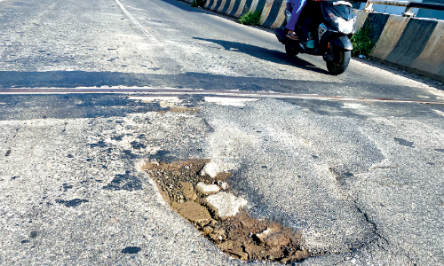 കുഴിയുന്നു....അടക്കുന്നു.... കുഴിയുന്നു; പാ​പ്പി​നി​ശ്ശേ​രി മേ​ൽ​പാ​ല​ത്തി​ൽ അട​ച്ച ഭാ​ഗ​ത്ത്​ വീ​ണ്ടും കു​ഴി​ക​ൾ