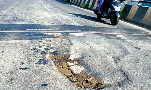 കുഴിയുന്നു....അടക്കുന്നു.... കുഴിയുന്നു; പാ​പ്പി​നി​ശ്ശേ​രി മേ​ൽ​പാ​ല​ത്തി​ൽ അട​ച്ച ഭാ​ഗ​ത്ത്​ വീ​ണ്ടും കു​ഴി​ക​ൾ