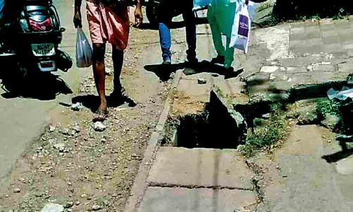 ഒറ്റപ്പാലത്ത് അപകടമൊളിപ്പിച്ച് നടപ്പാതകൾ ഒറ്റപ്പാലത്ത് അപകടമൊളിപ്പിച്ച് നടപ്പാതകൾ