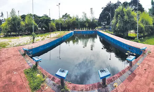 കോടി കലക്കിയ കുളം; പു​ഴ​യി​ൽ​നി​ന്ന്​ മ​ലി​ന​ജ​ലം ക​യ​റി​യ​തോ​ടെ​യാ​ണ് അ​ത്യാ​ധു​നി​ക സംവിധാനം ഒരു​ക്കി​യ കു​ളം നശിച്ചത്