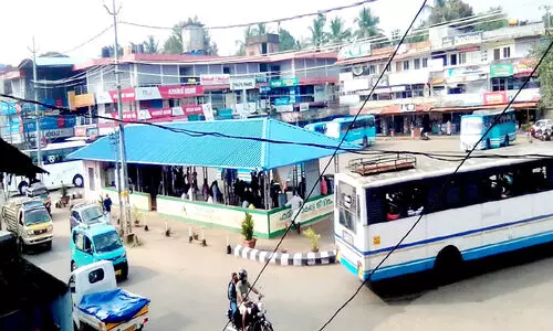 പൊ​ളി​ച്ചു​മാ​റ്റി​യ ബ​സ് സ്റ്റാ​ൻ​ഡ് ഷോ​പ്പി​ങ് കോം​പ്ല​ക്സി​നു​പ​ക​രം പു​തി​യ കെ​ട്ടി​ടം നി​ർ​മി​ക്കു​ന്ന​ത് അ​നി​ശ്ചി​ത​ത്വ​ത്തി​ൽ