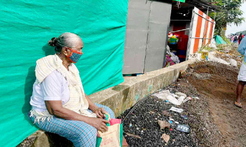 വീ​ട്ടി​ലേ​ക്കു​ള്ള വ​ഴി സ്ഥാ​പ​ന ഉ​ട​മ അ​ട​ച്ചു; വ​യോ​ധി​ക ദു​രി​ത​ത്തി​ൽ