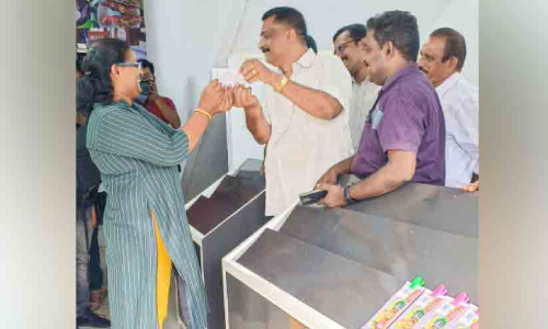 എടുത്തുവെച്ച ടിക്കറ്റിന്​ 75 ലക്ഷം; ഉടമക്ക്​ കൈമാറി സാജൻ