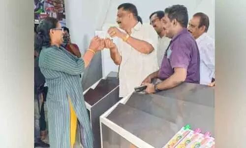 എടുത്തുവെച്ച ടിക്കറ്റിന് 75 ലക്ഷം; ഉടമക്ക് കൈമാറി സാജൻ എടുത്തുവെച്ച ടിക്കറ്റിന് 75 ലക്ഷം; ഉടമക്ക് കൈമാറി സാജൻ