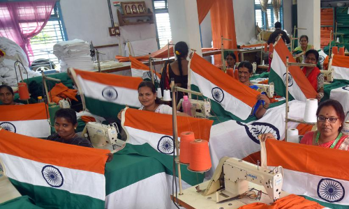 ദേ​ശീ​യ​പ​താ​ക​യോ​ട് സം​ഘ്പ​രി​വാ​റി​ന് പൊ​ടു​ന്ന​നേ സ്നേ​ഹം തോ​ന്നാ​ൻ കാ​ര​ണ​മെ​ന്താ​ണ്?; പോളിസ്റ്റർ പതാക പാറിക്കുന്നത് ആർക്ക് വേണ്ടി ?