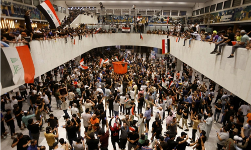 ഇറാഖിൽ പ്രക്ഷോഭകർ പാർലമെന്റിലേക്ക് ഇരച്ചുകയറി