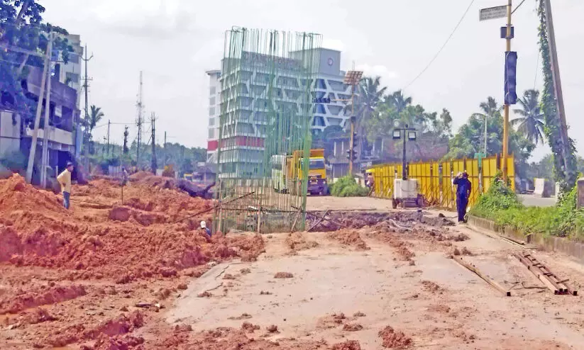 ദേശീയപാത വികസനം; പെരുവാട്ടുംതാഴെ മേൽപാലം നിർമാണം പുരോഗമിക്കുന്നു