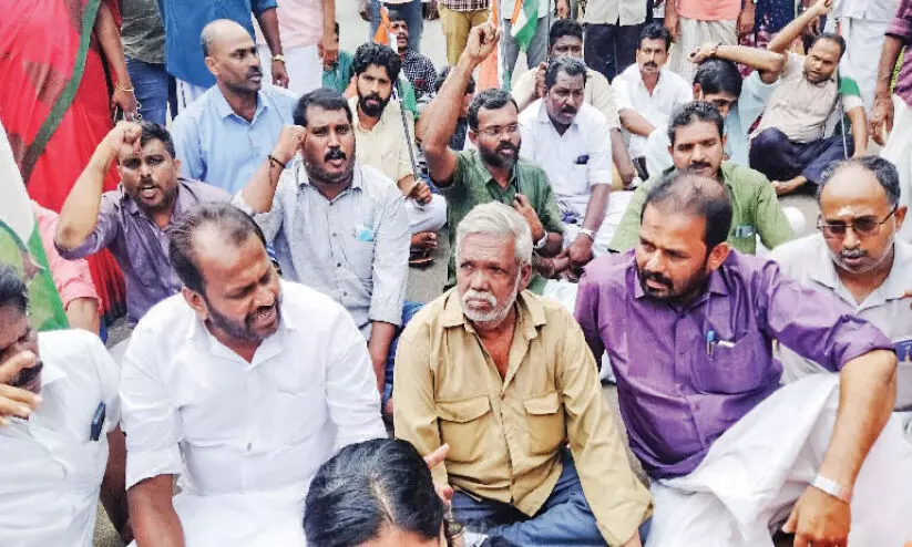 കരുവന്നൂർ ബാ​ങ്കി​നു മു​ന്നി​ല്‍ മൃ​ത​ദേ​ഹ​വു​മാ​യി കോ​ണ്‍ഗ്ര​സ്, ബി.​ജെ.​പി പ്ര​തി​ഷേ​ധം