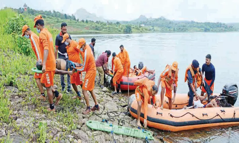 ദുരന്തങ്ങൾക്ക് ഒരു മുഴം മുമ്പേ; നാട്ടുകാരെ ഞെട്ടിച്ചും ചിരിപ്പിച്ചും രക്ഷാപ്രവർത്തനം