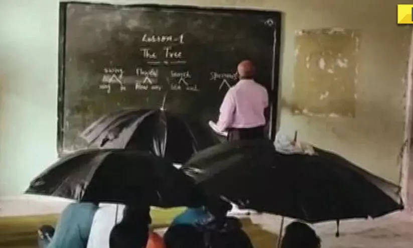 ചോർന്നൊലിക്കുന്ന ക്ലാസ് മുറി, കുട ചൂടി ആദിവാസി വിദ്യാർഥികൾ; വിഡിയോ