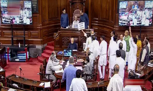 എം.പിമാരുടെ സസ്​പെൻഷൻ പിൻവലിക്കാൻ സമ്മർദം; ഉപാധി വെച്ച് സർക്കാർ