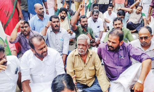 കരുവന്നൂർ ബാ​ങ്കി​നു മു​ന്നി​ല്‍ മൃ​ത​ദേ​ഹ​വു​മാ​യി കോ​ണ്‍ഗ്ര​സ്, ബി.​ജെ.​പി പ്ര​തി​ഷേ​ധം