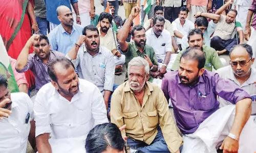 കരുവന്നൂർ ബാ​ങ്കി​നു മു​ന്നി​ല്‍ മൃ​ത​ദേ​ഹ​വു​മാ​യി കോ​ണ്‍ഗ്ര​സ്, ബി.​ജെ.​പി പ്ര​തി​ഷേ​ധം