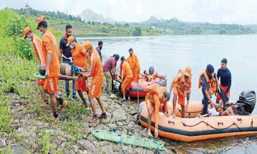 ദുരന്തങ്ങൾക്ക് ഒരു മുഴം മുമ്പേ; നാട്ടുകാരെ ഞെട്ടിച്ചും ചിരിപ്പിച്ചും രക്ഷാപ്രവർത്തനം