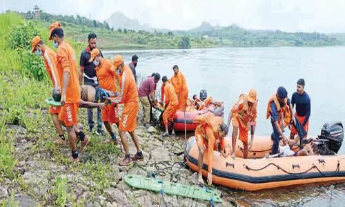 ദുരന്തങ്ങൾക്ക് ഒരു മുഴം മുമ്പേ; നാട്ടുകാരെ ഞെട്ടിച്ചും ചിരിപ്പിച്ചും രക്ഷാപ്രവർത്തനം