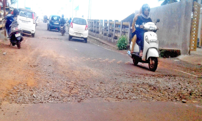കോട്ടപ്പുറം അച്ചാംതുരുത്തി പാലത്തിന്റെ അപ്രോച്ച് റോഡ് തകർന്നു കോട്ടപ്പുറം അച്ചാംതുരുത്തി പാലത്തിന്റെ അപ്രോച്ച് റോഡ് തകർന്നു