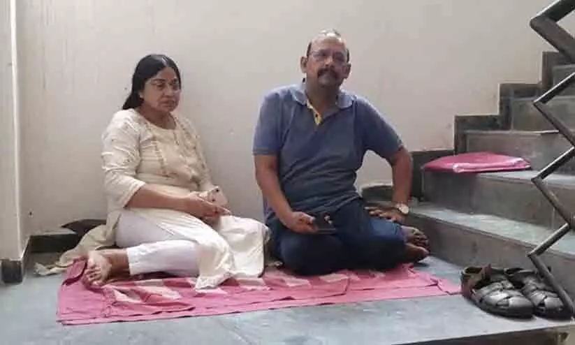 വാടകക്കാരി ഒഴിയാൻ കൂട്ടാക്കിയില്ല; ഉടമസ്ഥർ ഒരാഴ്ചയായി ഫ്ലാറ്റിലെ ഗോവണിയിൽ വാടകക്കാരി ഒഴിയാൻ കൂട്ടാക്കിയില്ല; ഉടമസ്ഥർ ഒരാഴ്ചയായി ഫ്ലാറ്റിലെ ഗോവണിയിൽ