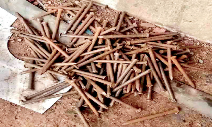 റോഡിൽ നിറയെ ആണി; പഞ്ചറായത് നിരവധി വാഹനങ്ങൾ റോഡിൽ നിറയെ ആണി; പഞ്ചറായത് നിരവധി വാഹനങ്ങൾ