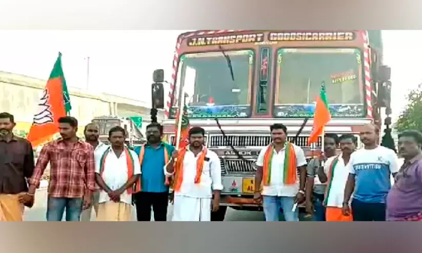 കേരളത്തിലേക്കുള്ള പോത്തുലോറി തമിഴ്നാട്ടിൽ ബി.ജെ.പിക്കാർ തടഞ്ഞു