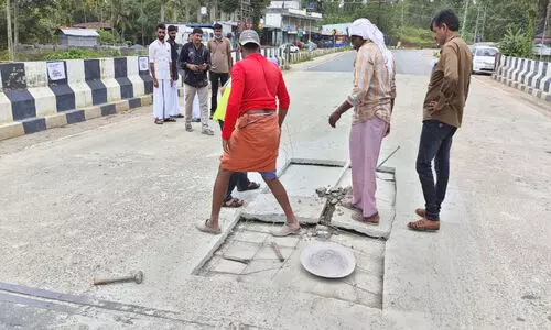 സമരങ്ങളും വാർത്തകളും; പാതിരിപ്പാലത്ത് താൽക്കാലിക കുഴിയടക്കൽ സമരങ്ങളും വാർത്തകളും; പാതിരിപ്പാലത്ത് താൽക്കാലിക കുഴിയടക്കൽ